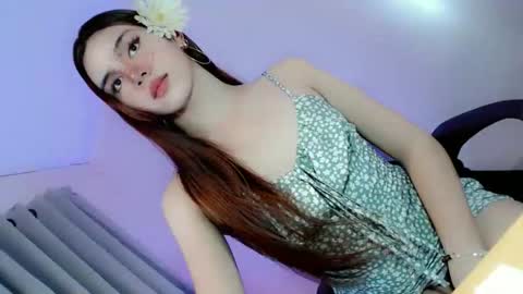 Snapshot of its_me_ezzie chatting on 10/24/25, 02:41 EZZIE online show from 10/24/25, 02:41