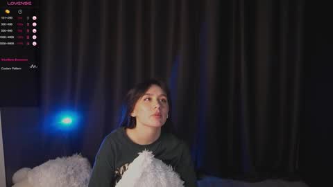 Snapshot of its_sophie chatting on 11/27/25, 09:17 Sophie online show from 11/27/25, 09:17