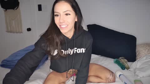 Snapshot of itscaylawatsun chatting on 01/09/25, 11:02 itscaylawatsun online show from 01/09/25, 11:02