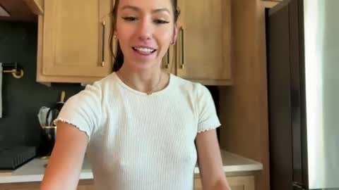 Snapshot of itscaylawatsun chatting on 02/25/25, 11:00 itscaylawatsun online show from 02/25/25, 11:00