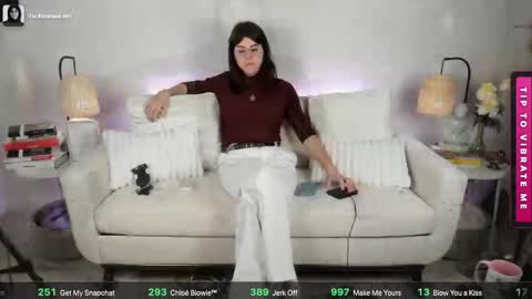 Snapshot of itschloelaurent chatting on 05/25/26, 03:45 itschloelaurent online show from 05/25/26, 03:45