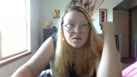 Snapshot of itsglitch222 chatting on 09/13/25, 09:14 Itsglitchh222 online show from 09/13/25, 09:14