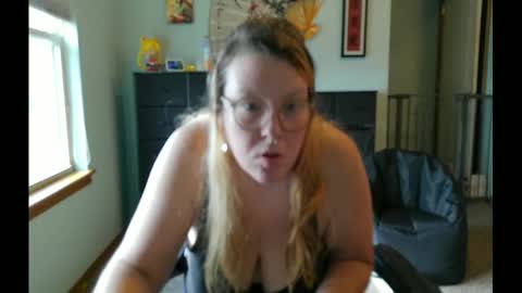 Snapshot of itsglitch222 chatting on 09/15/25, 09:37 Itsglitchh222 online show from 09/15/25, 09:37