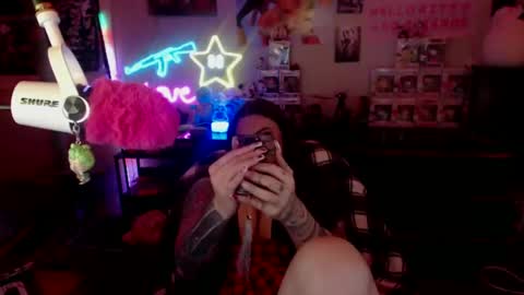 Snapshot of itsnickibabyy chatting on 10/24/25, 04:20 Nicki Foxx online show from 10/24/25, 04:20