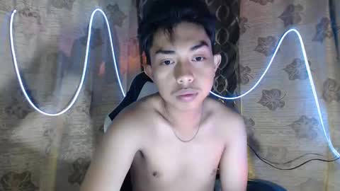 Snapshot of itsyourcummerboy_xx chatting on 04/04/26, 05:43 Kyle online show from 04/04/26, 05:43
