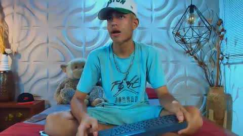 Snapshot of itszairen chatting on 03/25/26, 03:56 itszairen online show from 03/25/26, 03:56