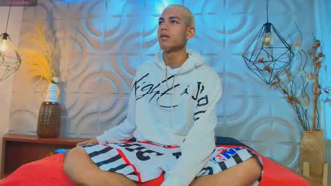 Snapshot of itszairen chatting on 03/26/26, 03:23 itszairen online show from 03/26/26, 03:23