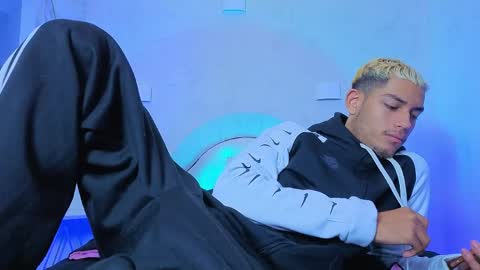 Snapshot of itszairen chatting on 04/15/26, 03:57 itszairen online show from 04/15/26, 03:57