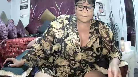 itumeleng74 online show from 11/02/25, 07:27