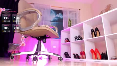 Snapshot of itzel__ chatting on 11/17/25, 01:39 Call me Itzel online show from 11/17/25, 01:39