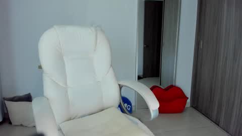 Snapshot of ivannasaenzcute chatting on 02/20/25, 12:30 Ivanna online show from 02/20/25, 12:30