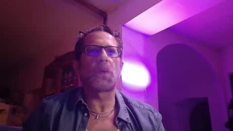 Snapshot of ivariello chatting on 01/08/26, 08:55 yves online show from 01/08/26, 08:55