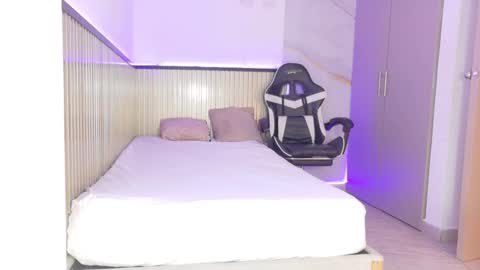 Ivon online show from 10/12/25, 12:37