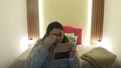 Snapshot of ivonneross_ chatting on 05/05/26, 12:13 I V O N N E R O S S online show from 05/05/26, 12:13
