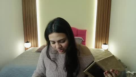 Snapshot of ivonneross_ chatting on 05/15/26, 12:01 I V O N N E R O S S online show from 05/15/26, 12:01