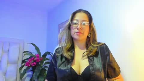 Snapshot of ivonny_04 chatting on 09/29/25, 04:01 N A T H A L Y online show from 09/29/25, 04:01