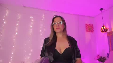 Snapshot of ivonny_04 chatting on 10/15/25, 04:45 N A T H A L Y online show from 10/15/25, 04:45