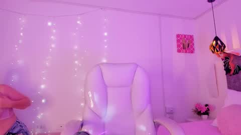 Snapshot of ivonny_04 chatting on 10/22/25, 03:29 N A T H A L Y online show from 10/22/25, 03:29