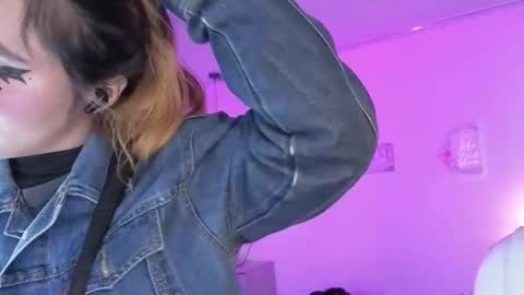 Snapshot of ivonny_sakura chatting on 03/25/26, 12:00 Ivonny online show from 03/25/26, 12:00