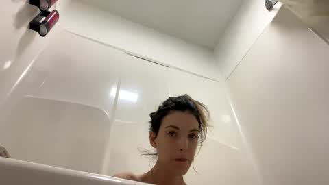 Snapshot of ivy_rose90 chatting on 04/29/26, 01:43 ivy_rose90 online show from 04/29/26, 01:43