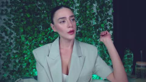 Snapshot of ivyjonson chatting on 12/26/24, 05:19 Miss Ivy online show from 12/26/24, 05:19