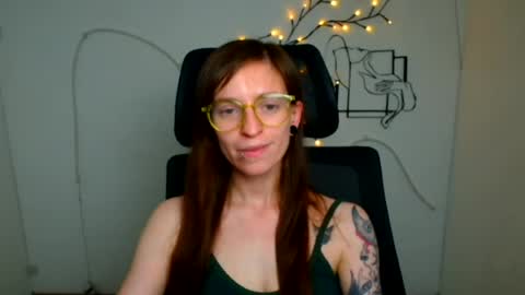 Snapshot of ivynoir_ chatting on 07/16/26, 12:33 Ivy online show from 07/16/26, 12:33