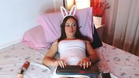 Snapshot of ivyy_crystal chatting on 12/17/24, 08:43 Ivy online show from 12/17/24, 08:43