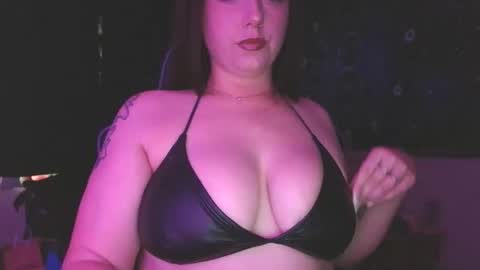 Snapshot of ivyy_sinss chatting on 06/07/26, 01:10 Amiee online show from 06/07/26, 01:10