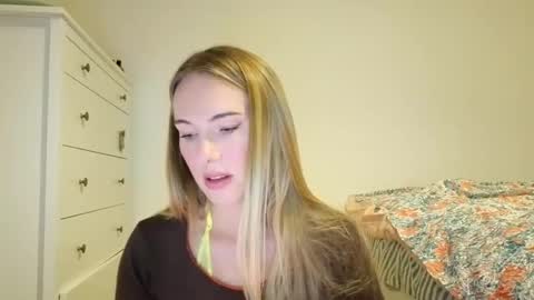 Snapshot of ivyyy1995 chatting on 10/28/25, 05:04 ivyyy1995 online show from 10/28/25, 05:04