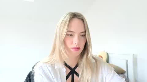 Snapshot of ivyyy1995 chatting on 11/20/25, 01:00 ivyyy1995 online show from 11/20/25, 01:00