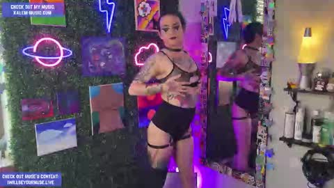 Snapshot of iwillbeyourmuse chatting on 03/26/26, 11:43 Muse hethey online show from 03/26/26, 11:43