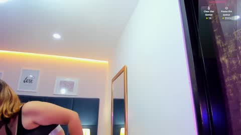 Snapshot of iza_grey chatting on 04/24/26, 11:45 Isa online show from 04/24/26, 11:45