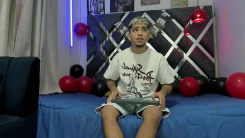 Snapshot of izaak_taylor7 chatting on 02/15/25, 12:54 izaack online show from 02/15/25, 12:54