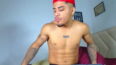 Snapshot of izaak_taylor7 chatting on 11/15/25, 05:27 izaack online show from 11/15/25, 05:27