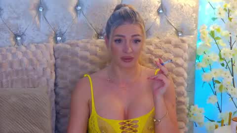 Snapshot of izabellle02 chatting on 05/31/26, 03:36 Izabella online show from 05/31/26, 03:36
