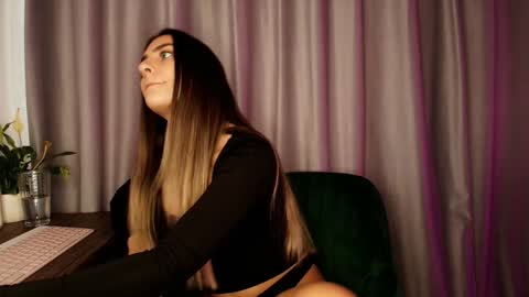 Snapshot of izy_bellee chatting on 12/02/24, 07:03 izy bellee online show from 12/02/24, 07:03