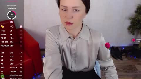 Snapshot of izzy_cam chatting on 12/18/25, 05:24 Queen of nylon Victoria online show from 12/18/25, 05:24