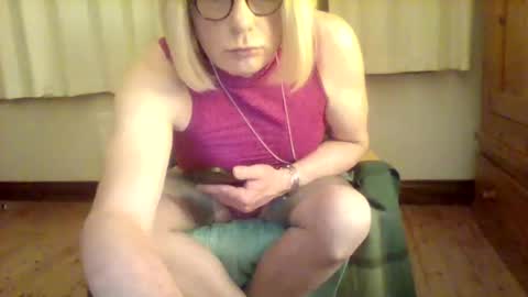 Snapshot of izzy_mchoney chatting on 05/15/26, 11:45 izzy_mchoney online show from 05/15/26, 11:45