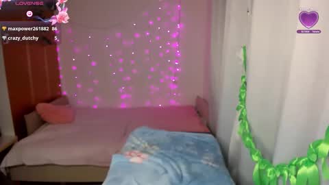 Snapshot of izzyholly chatting on 04/23/26, 12:29 K A T E I have great pvt hot shows with dildos shows in pantyhose I love to squirt fabulously online show from 04/23/26, 12:29