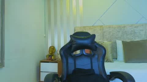 Snapshot of j_belle_ chatting on 04/02/26, 01:53 j_belle_ online show from 04/02/26, 01:53