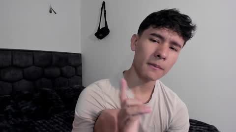 Snapshot of j_u_p_i_t_e_r chatting on 01/21/25, 01:22 Noah online show from 01/21/25, 01:22