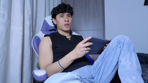 Snapshot of j_u_p_i_t_e_r chatting on 10/08/25, 08:17 Noah online show from 10/08/25, 08:17