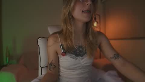 Linda Sofia help me get to 100 thumbs up online show from 09/15/25, 04:34