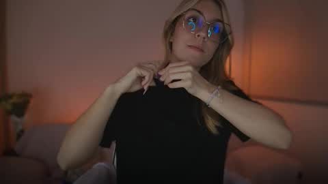 Linda Sofia help me get to 100 thumbs up online show from 09/21/25, 04:14