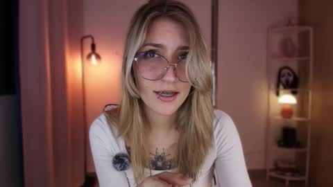 Linda Sofia help me get to 100 thumbs up online show from 11/30/25, 04:49