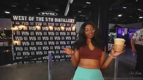 Snapshot of jada_valentine chatting on 11/08/25, 10:52 Jada online show from 11/08/25, 10:52