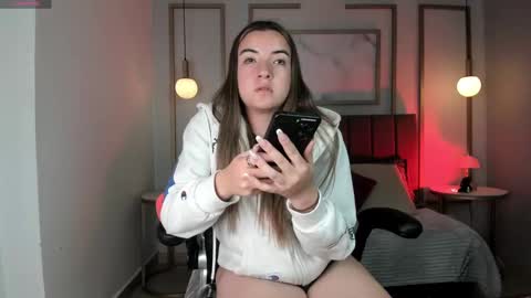 Snapshot of jade_vela chatting on 10/06/25, 07:33 jade_vela online show from 10/06/25, 07:33