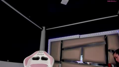 Snapshot of jadeestudios chatting on 09/12/25, 02:11 jadeestudios online show from 09/12/25, 02:11