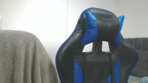 Hi guys im new 3 online show from 04/11/26, 02:54