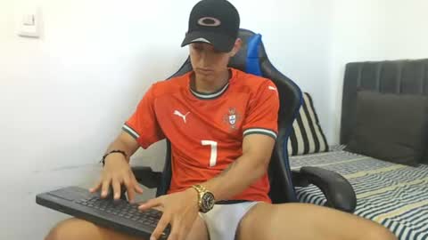 Hi guys im new 3 online show from 07/06/26, 05:37